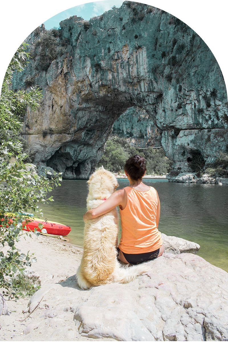 Vallon Pont d'arc avec son chien