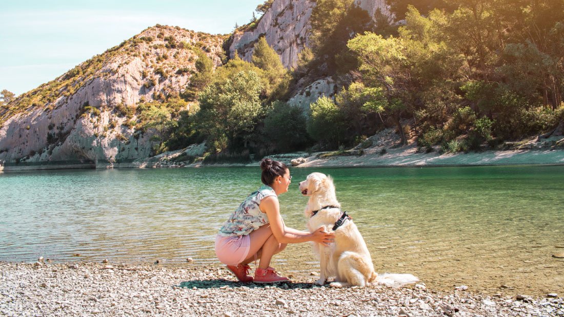 Lac de Peiroou Saint Remy de Provence avec son chien