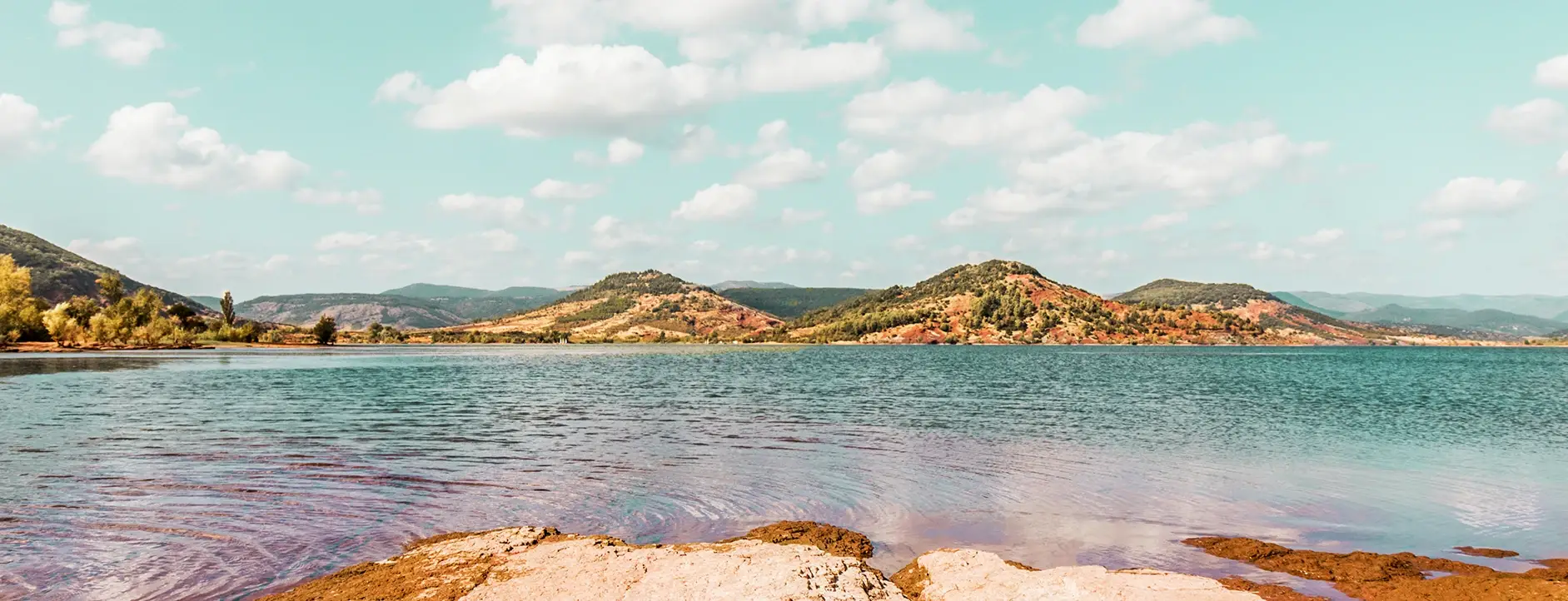 Le Lac de salagou avec son chien