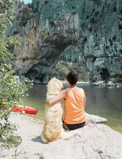 Vallon Pont d'Arc avec son chien