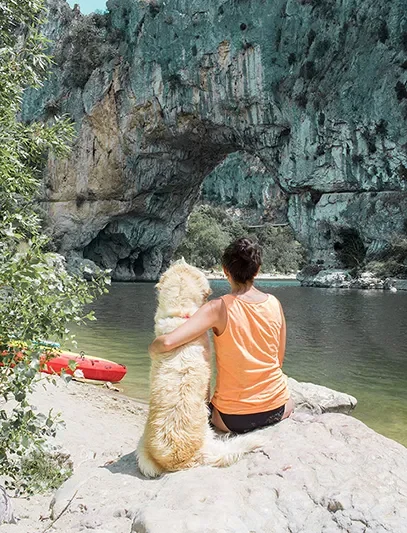 Vallon Pont d'Arc avec son chien