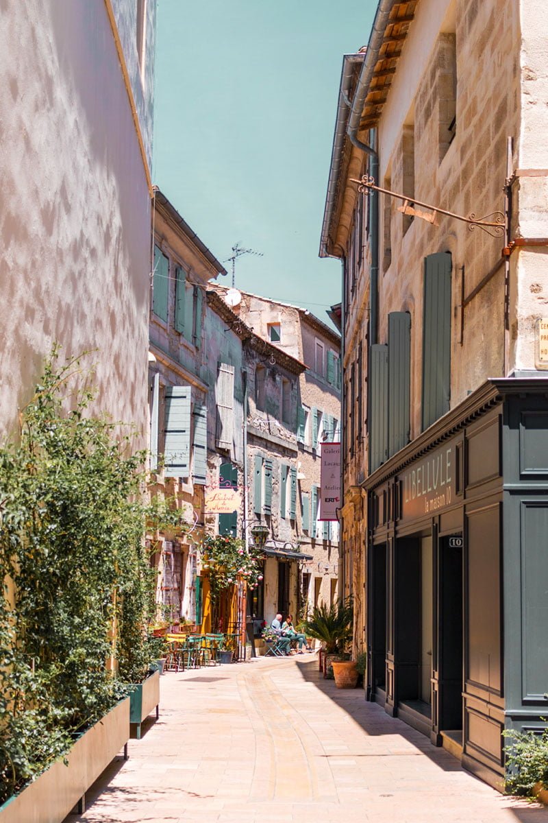 Ruelle du village de Saint Rémy de Provence avec son chien