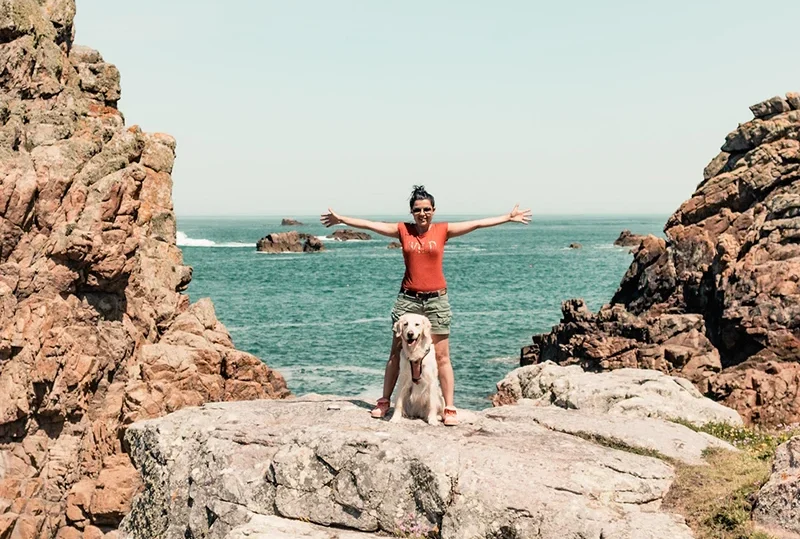 Le Gouffre de Plougrescant avec son chien