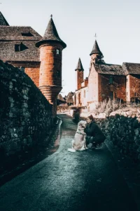 Collonges-la-rouge avec son chien