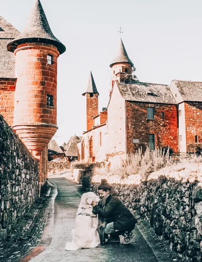 Collonges-la-rouge avec son chien