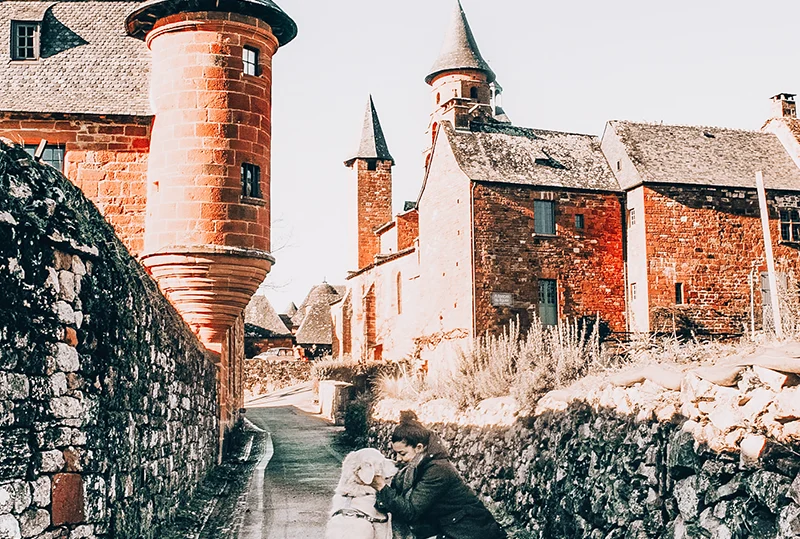 Collonges-la-rouge avec son chien