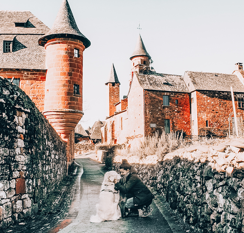 Collonges-la-rouge avec son chien