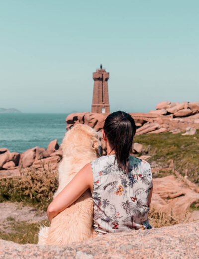 Côte de granite rose dans les côtes d'Armor chien Phare de ploumanach