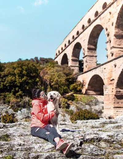 Baigande pont du gard chien